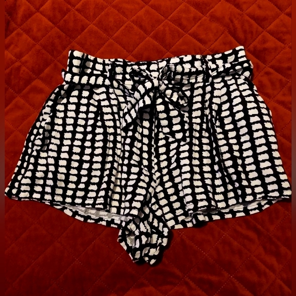 Forever21 Black & White Tweed style shorts size small